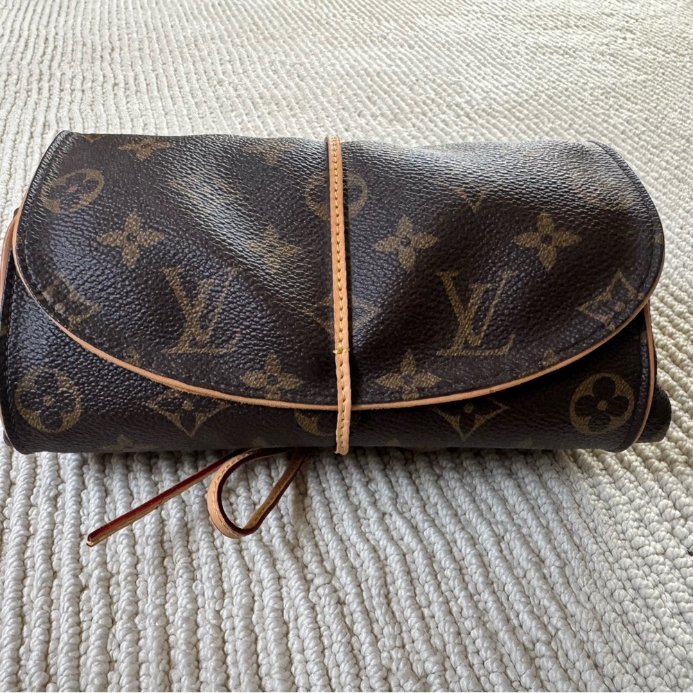 authentic rare LOUIS VUITTON Jewelry roll. Never used. Immaculate condition.